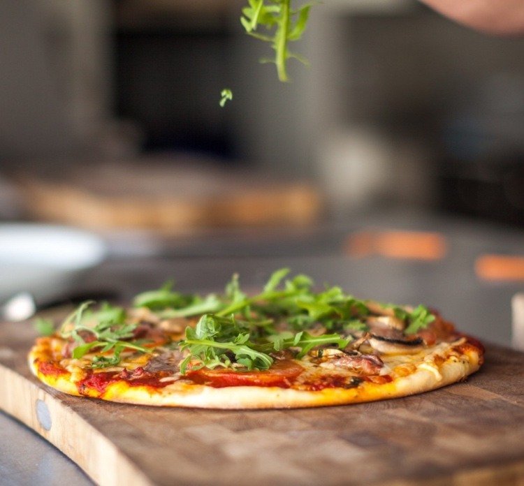 Raketový šalát na pizzi chutí vynikajúco