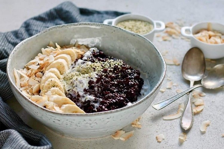 Čierna ryža s ryžovým pudingom s kokosovým mliekom a receptom na banány