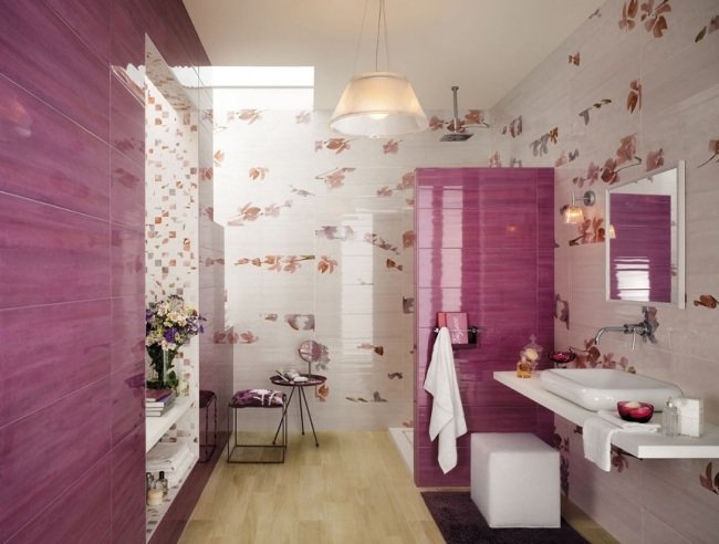 Podrážka z kolekcie fap ceramiche fialové kvetinové dlaždice do kúpeľne