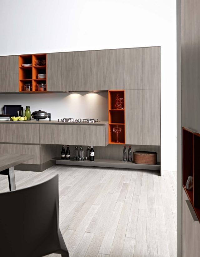 Kuchyňa z masívu-dub-tmavá-otvorené-police-farebná-žiarivo-oranžová