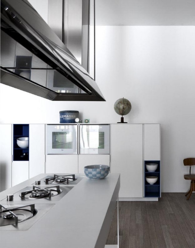 biele-laminátové-kuchynské-ostrov-integrované-varné dosky-skrinky-sklenené-vitríny