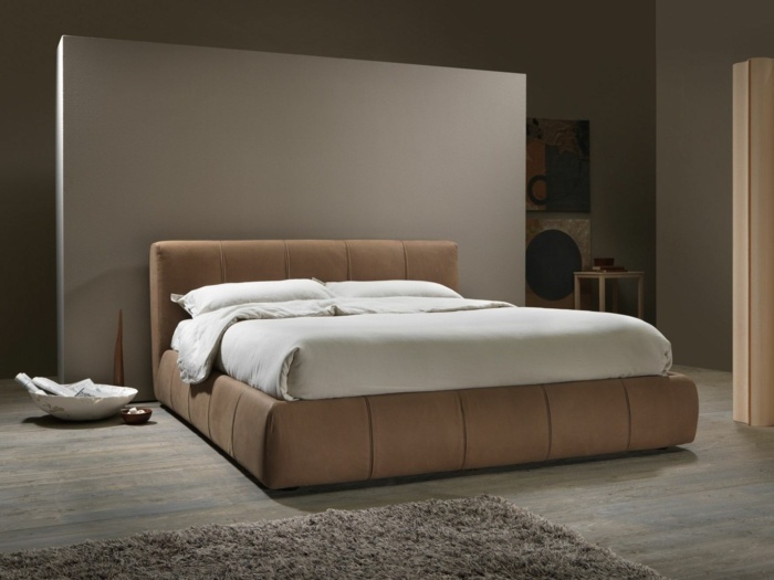 čalúnené-manželská posteľ-pri-Carlo-Trevisani-v-hnedej