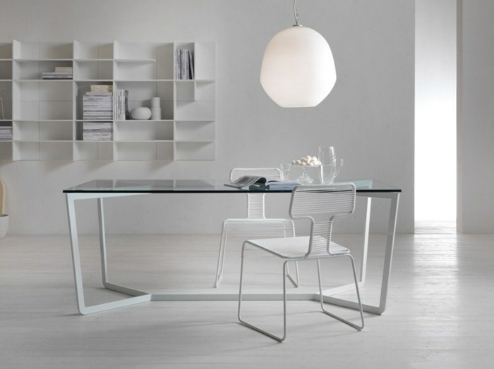 Sklenený stôl od Enrico-Cesana