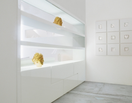 Biele police-minimalistický dizajn obývačky