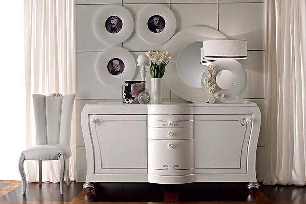 Spálňa v bielom toaletnom stolíku spálňa s bielym toaletným stolíkom