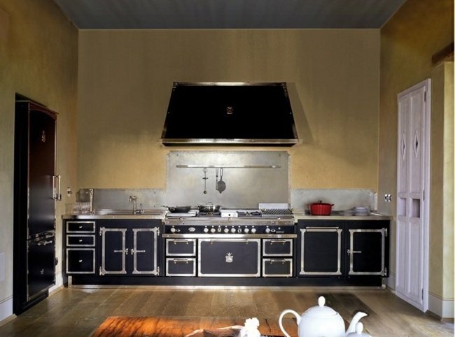 Kuchyňa vo vidieckom štýle čiernej farby kovový pult s kapucňou čiernej farby