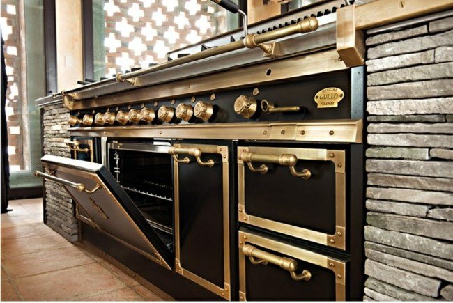 Kuchynský nábytok vo vidieckom štýle Dizajn vidieckeho štýlu so zlatými akcentmi