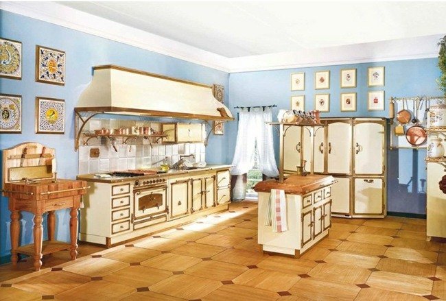 Kuchyňa vidiecky dom interiér biela farba Dekor biela farba modrá stena