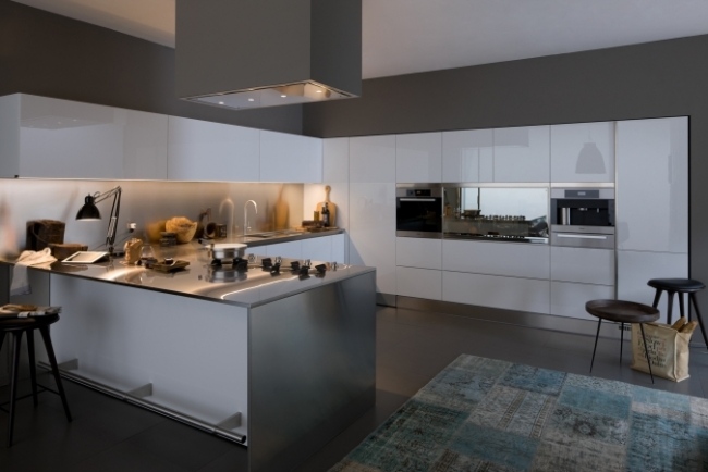 Kuchynský ostrovček z čelnej strany z nehrdzavejúcej ocele Kuchynský ostrovček viditeľná strana čela z nehrdzavejúcej ocele metalická