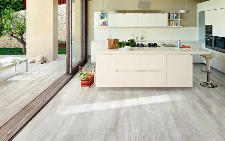 Porcelánová dlažba v sivobielom tóne dreva Dlaždice-drevený vzhľad-porcelánová kamenina-leštená-kuchyňa-biela-šedá-iris-ceramiche