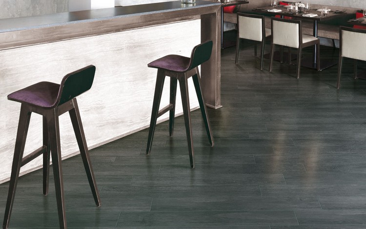 leštená porcelánová kameninová dlažba vo vzhľade tmavého dreva Dlažba-drevený vzhľad-porcelánová kamenina-leštená-tmavá-tón dreva