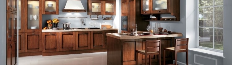 funkčná kuchyňa s malým pultom a drevenou kuchynskou fontánou taliansky-vidiecky-dom-dort-navrhy-masiv-tmavo-kuchynska-pult-hoker-funkcny