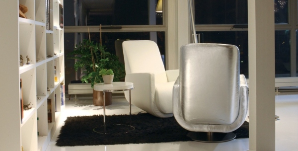 Knižnice so strieborným poťahom z koženého kresla