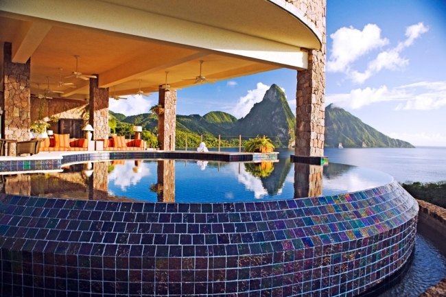 Nekonečný bazén Jade Mountain kamenné piliere more