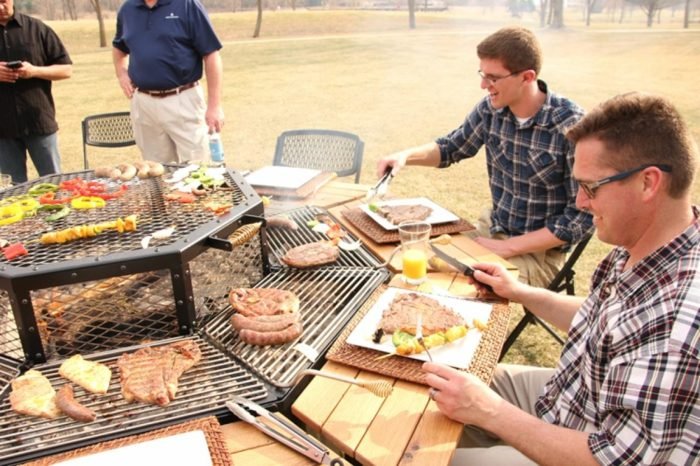 Zábavné grilovanie je u stolu Jag Grill zaručené lov grilu stôl záhradný nábytok nápad leto