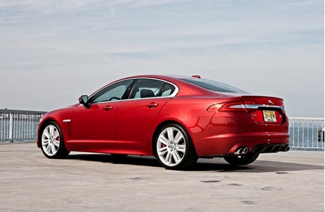 pôsobivá fotografia milovníkov červených automobilov s výhľadom na more