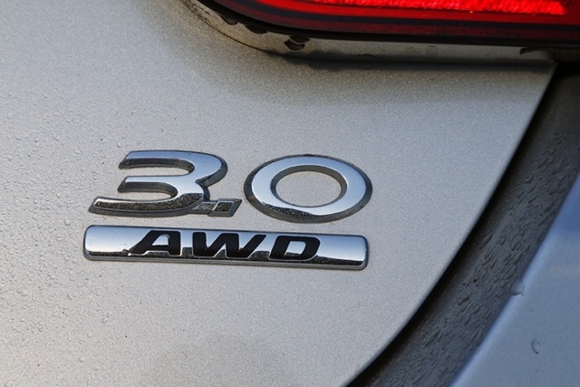 trojlitrové auto s turbomotorom značky červená