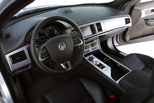 vnútorné vybavenie moderné luxusné čierne riadenie palubnej dosky