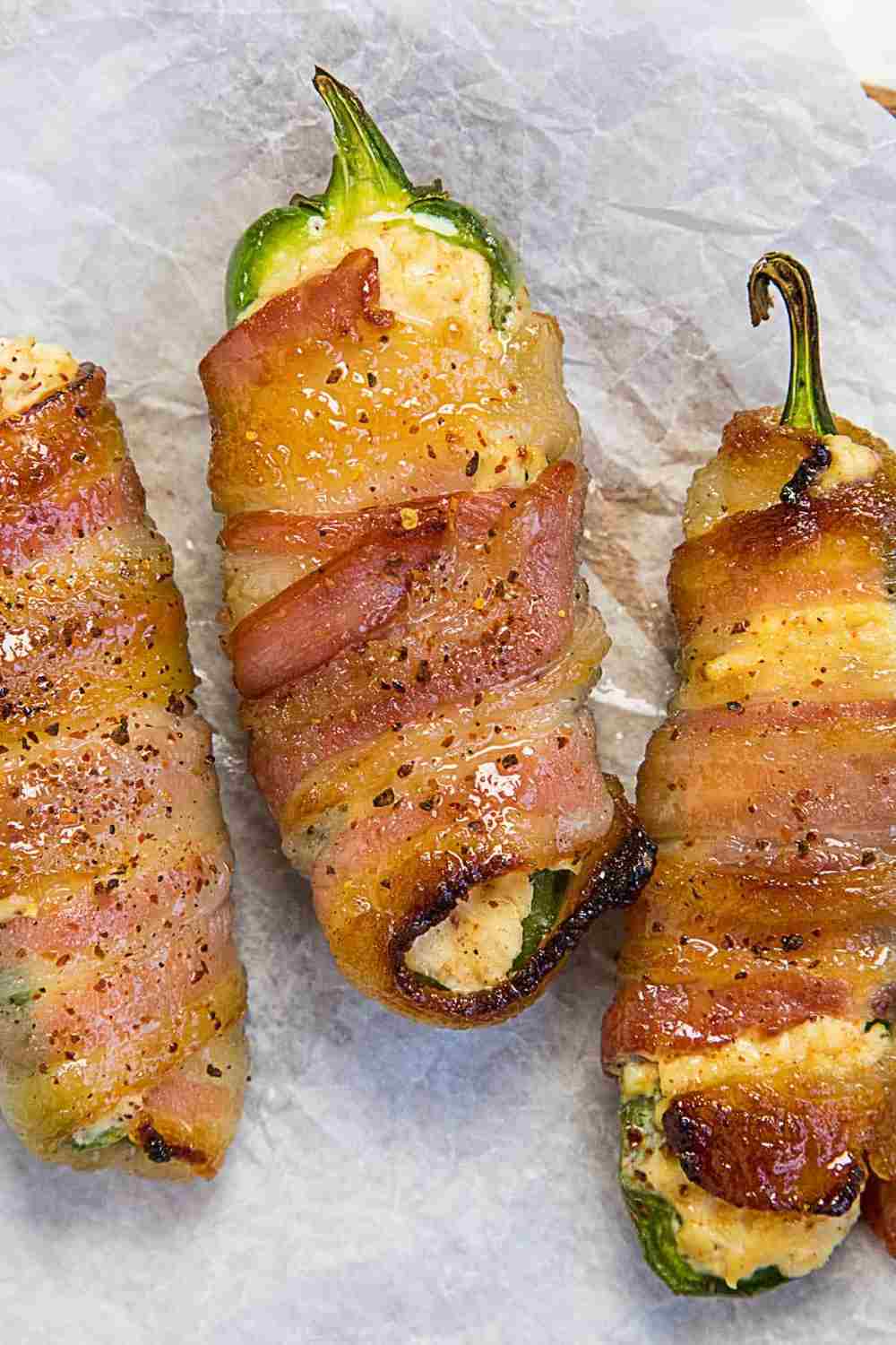 jalapeno poppers obalené v slanine, plnené smotanovým syrom a upečené v rúre