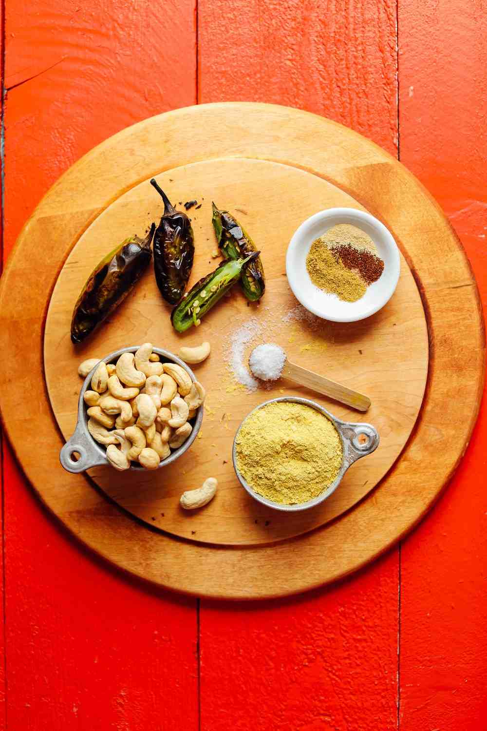 Pečené jalapenos s korením a kešu orieškami na drevenej otočnej doske