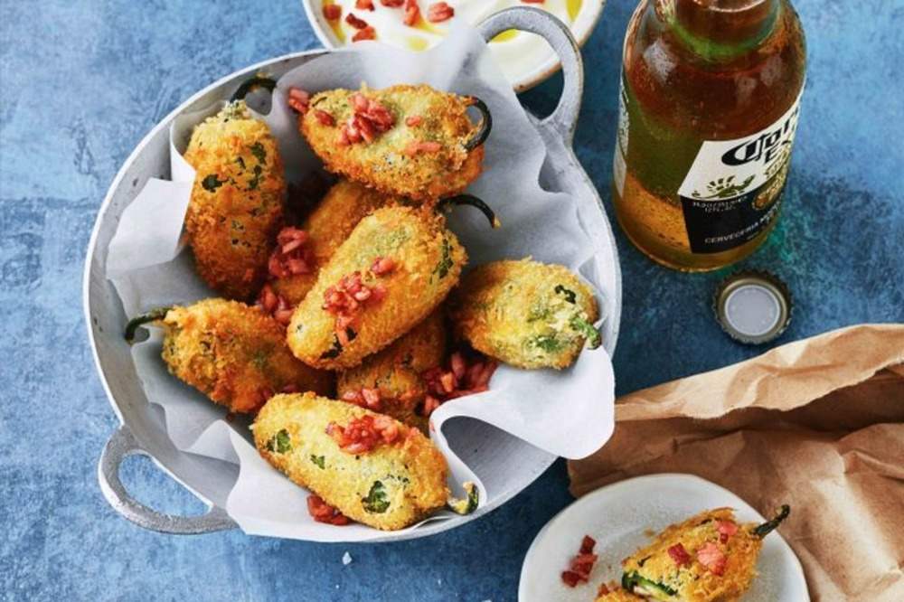 Celé jalapeno poppers v strúhanke je možné kombinovať s pivom a namáčať ako chutné párty občerstvenie