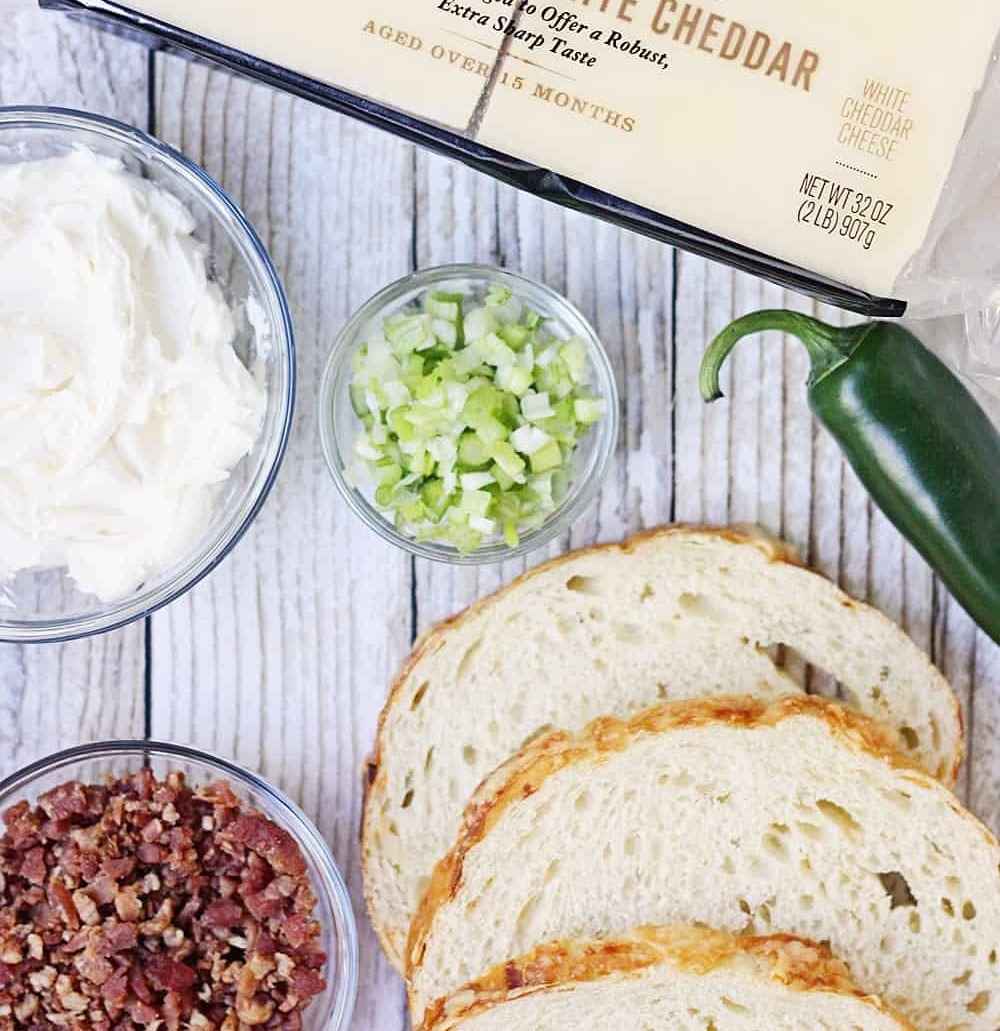 Smotanový syr, slanina, plátky chleba nakrájané na kocky, syr čedar a jalapeňo korenie