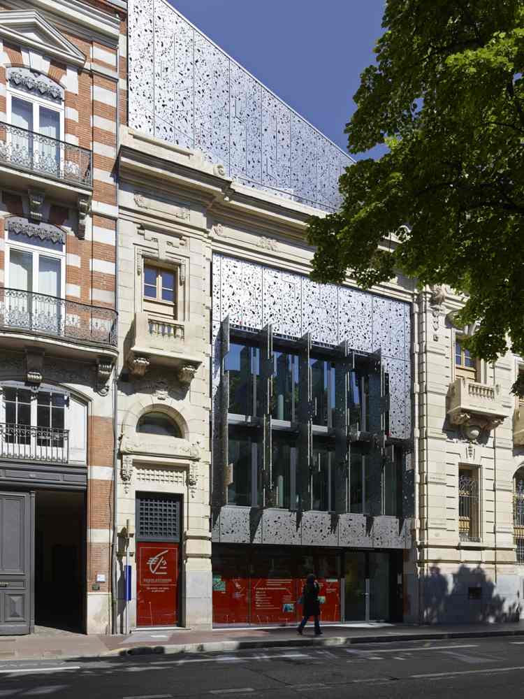 budova banky renovovať historicky oceľové žalúzie vonkajšie deco