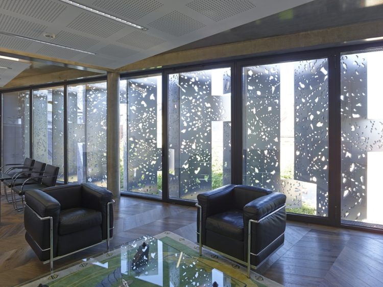 kancelárska izba kreslo kožené oceľové rolety vzor efekty svetlo