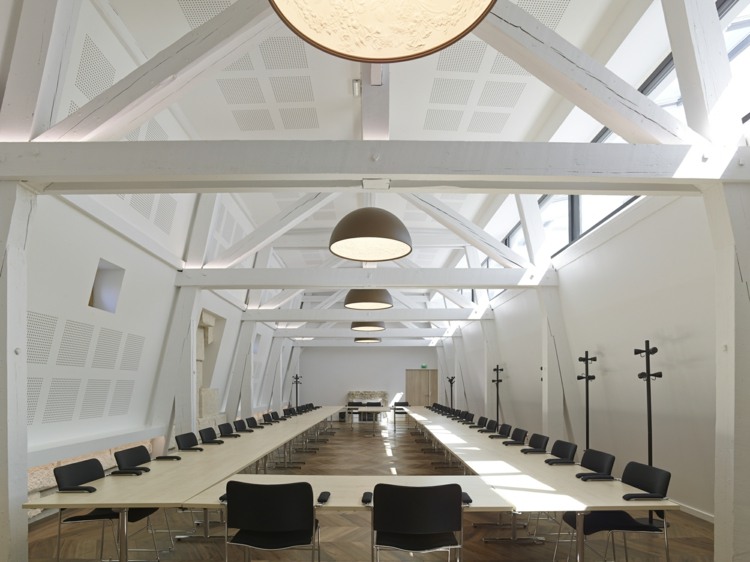 konferenčná miestnosť kancelárska budova biele trámy oceľové rolety