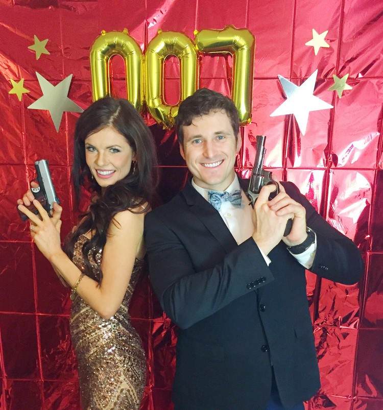 james-bond-party-wall-decoration-photos-maskovacie-zbrane