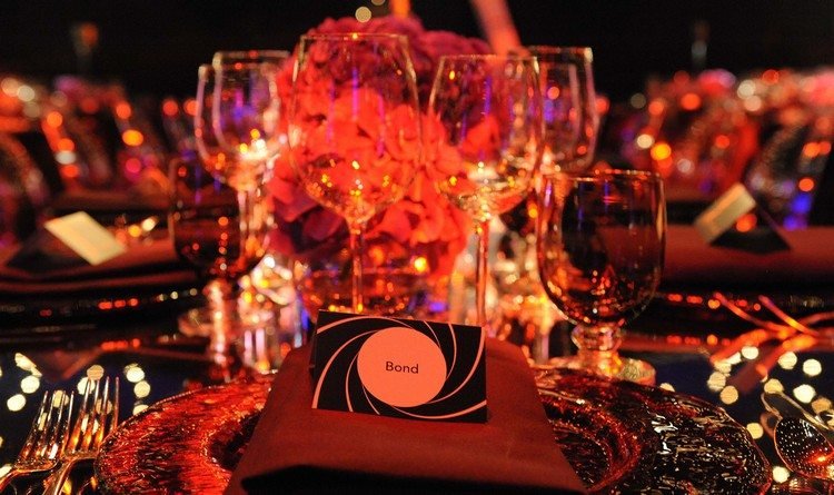 menovka james bond party čestný hosť okuliarov