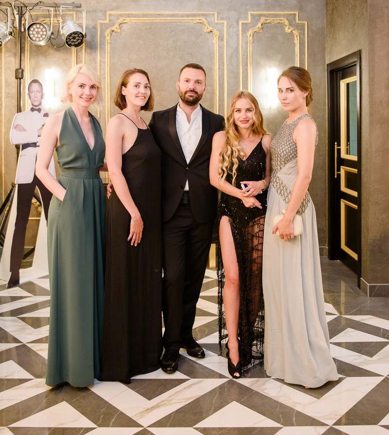 James Bond ženy oblečenie nápady pre tematickú párty