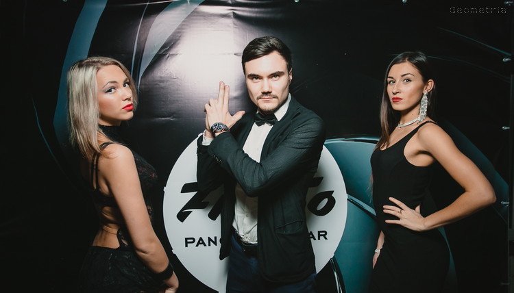 dress code 007 motív párty motýlik James Bond a dámy vo večerných šatách