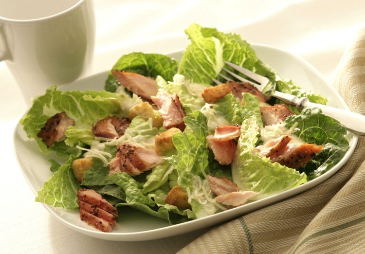 krutóny z lososa a rímskeho šalátu