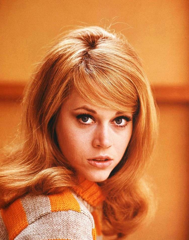 Účesy Jane Fonda 1960 dlhé vlasy s bočnou ofinou