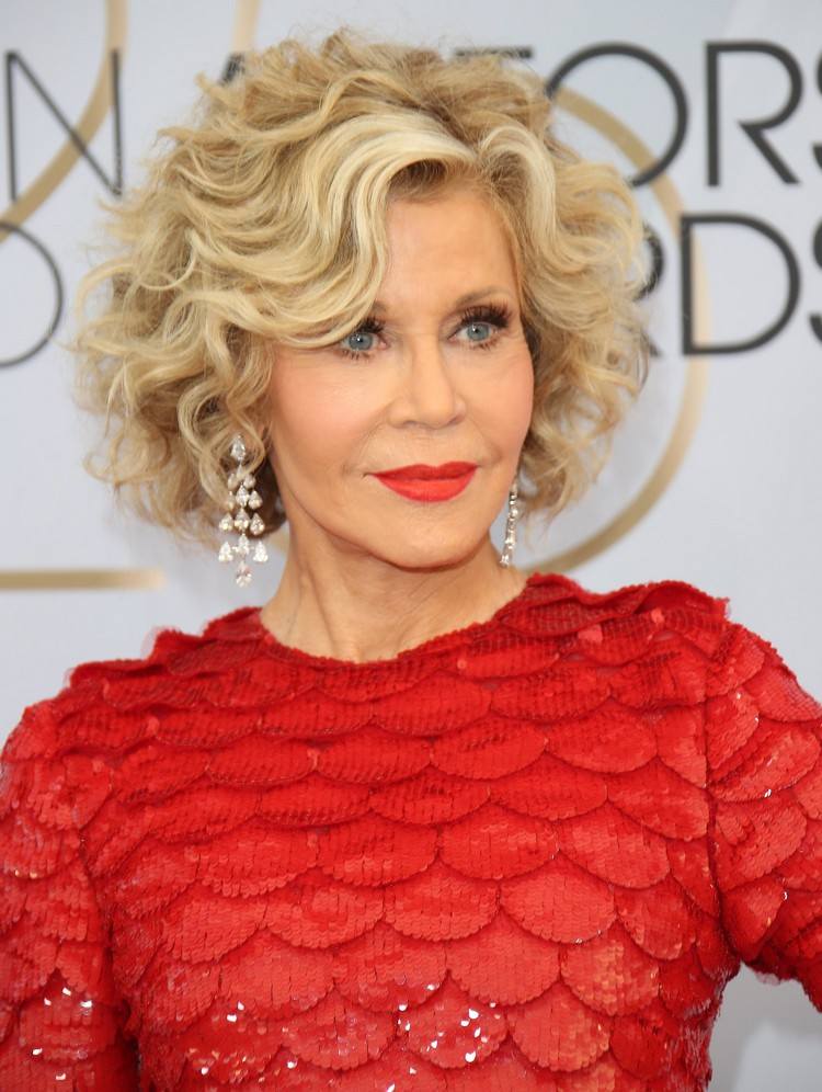 Účesy Jane Fonda 2019 kučeravý bob štýl