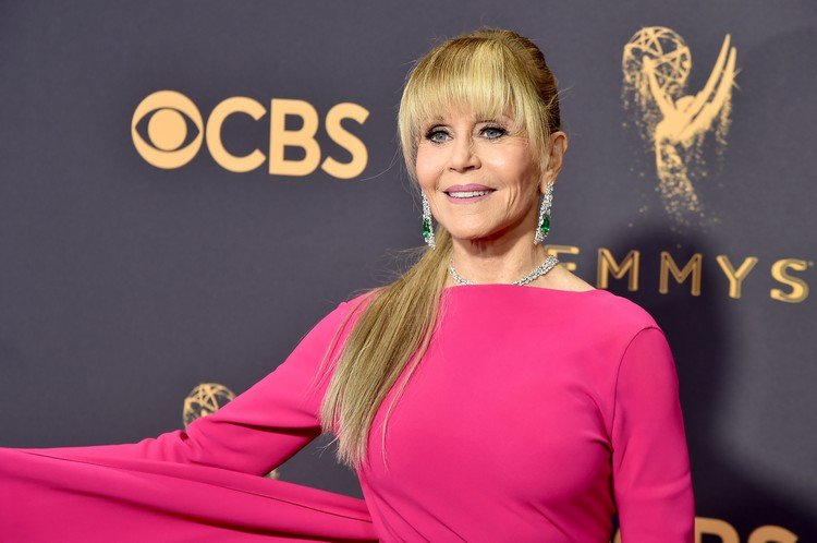 Účesy Jane Fonda s dlhými vlasmi a ofinou