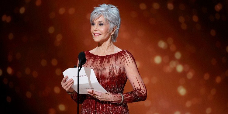 Pestovanie sivých vlasov Jane Fonda Pixie Cut 2020