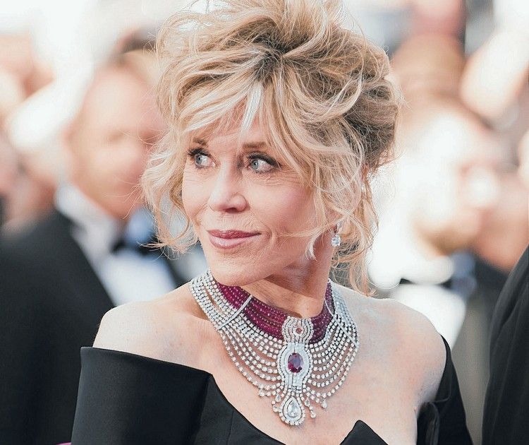 Updo pre krátke vlasy s účesmi Bangs Jane Fonda