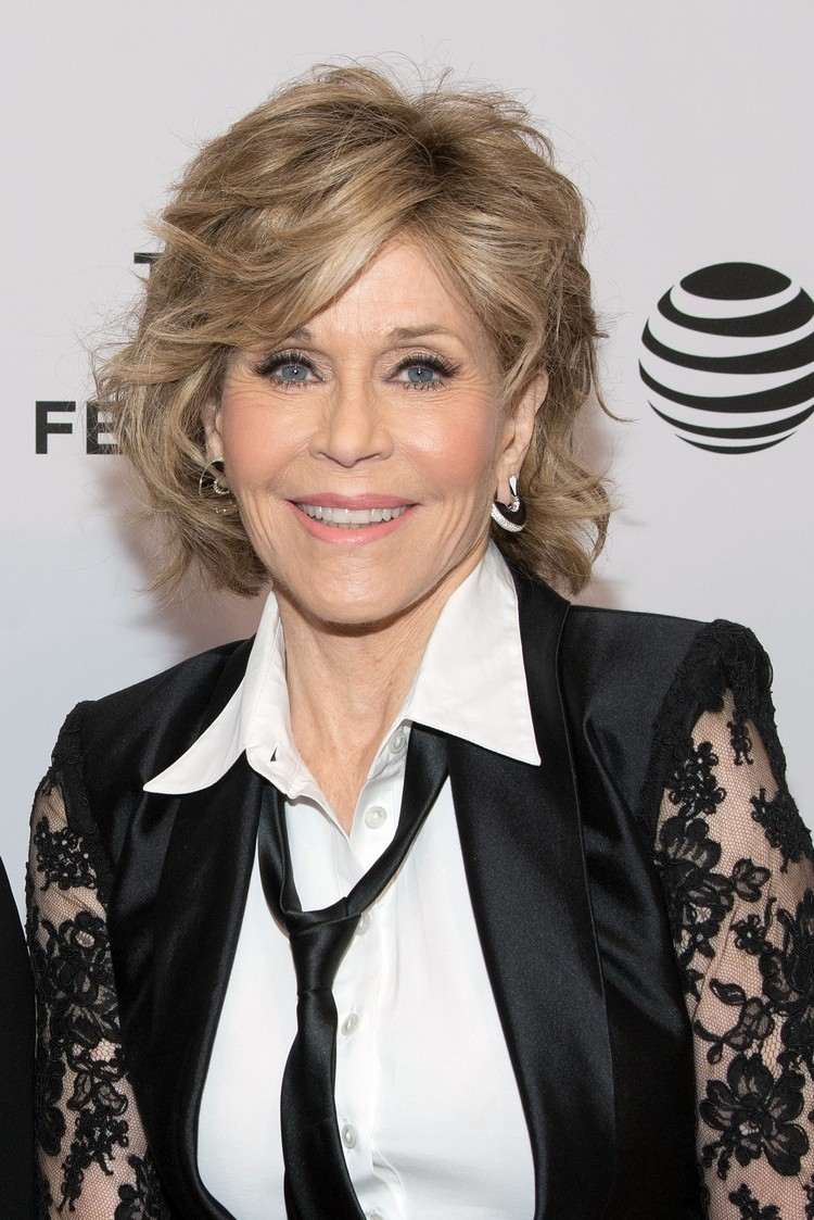 Účesy Jane Fonda 2016 Dlhý strih Pixie s bočnými ofinami
