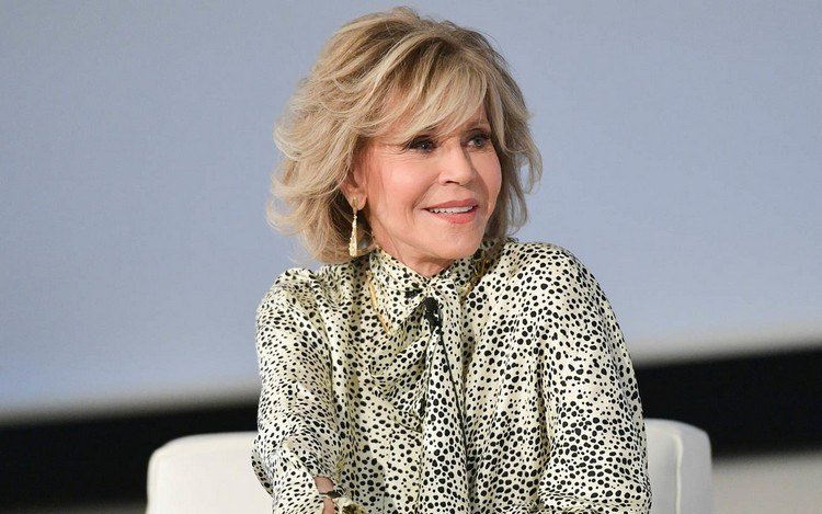 Dlhý Bob s bočnými nárazmi Účesy Jane Fonda pre ženy nad 50 rokov