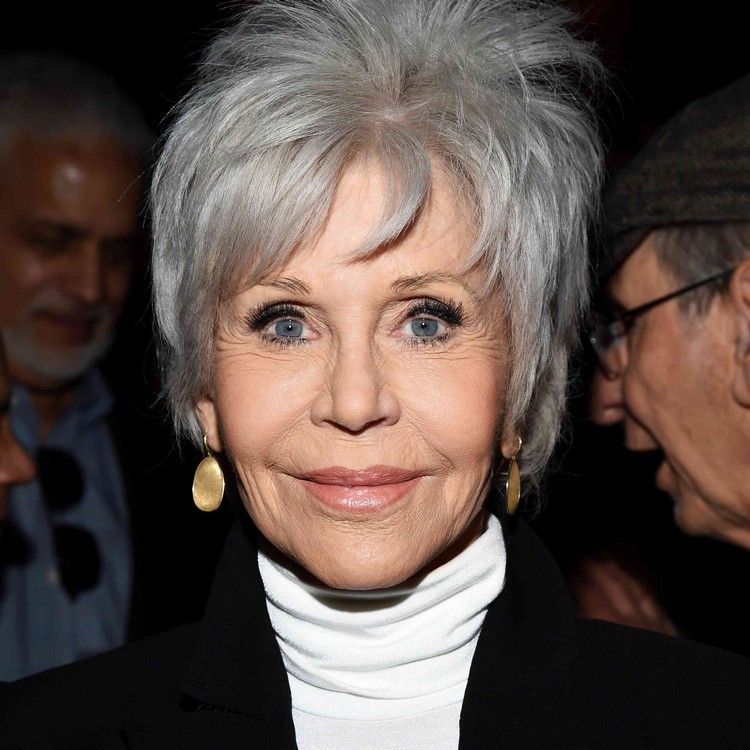 Celebrity Jane Fonda Pixie Cut 2020 so sivými vlasmi