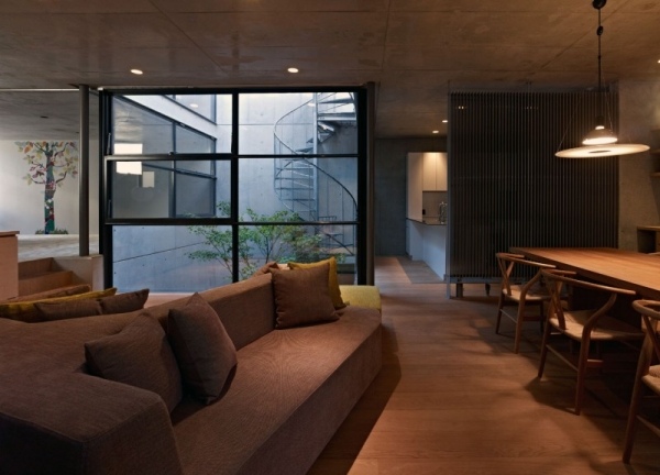 obývacia izba dom-japonské nádvorie Obývací dom-japonské vnútorné nádvorie, ktoré šetrí miesto