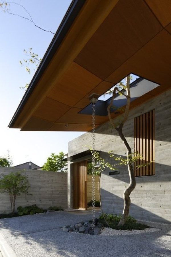 Japonská architektúra domu - bočný pohľad Bočný pohľad na japonskú architektúru domu