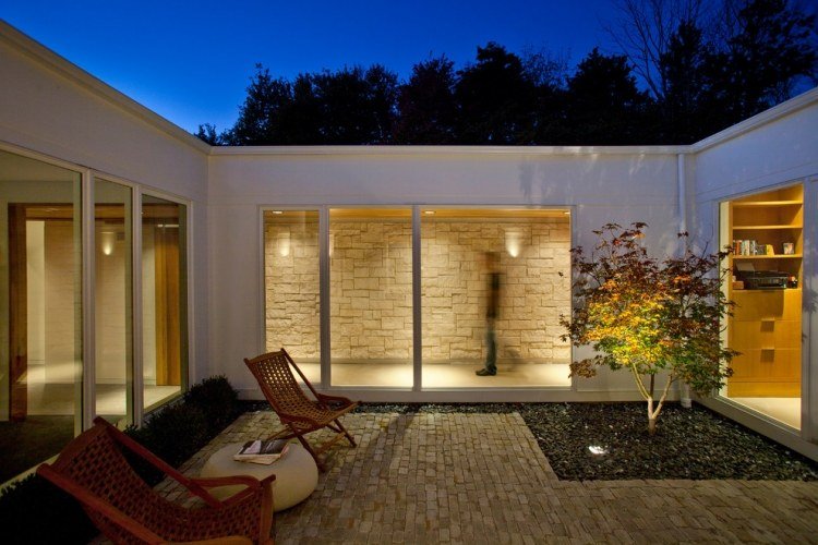 moderný dom-patio-miesto na sedenie-japonská-javorová-štrk-podlahová lampa