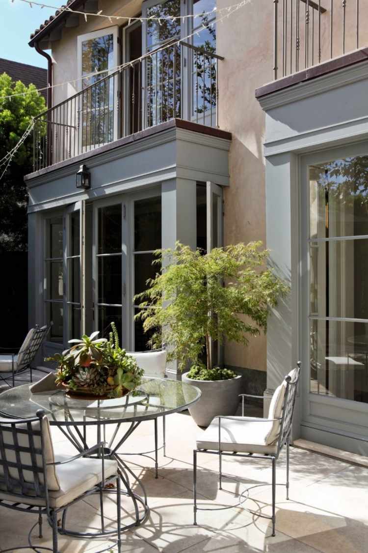 japonský-javorový-vedierko-betón-mach-železo-záhradný nábytok