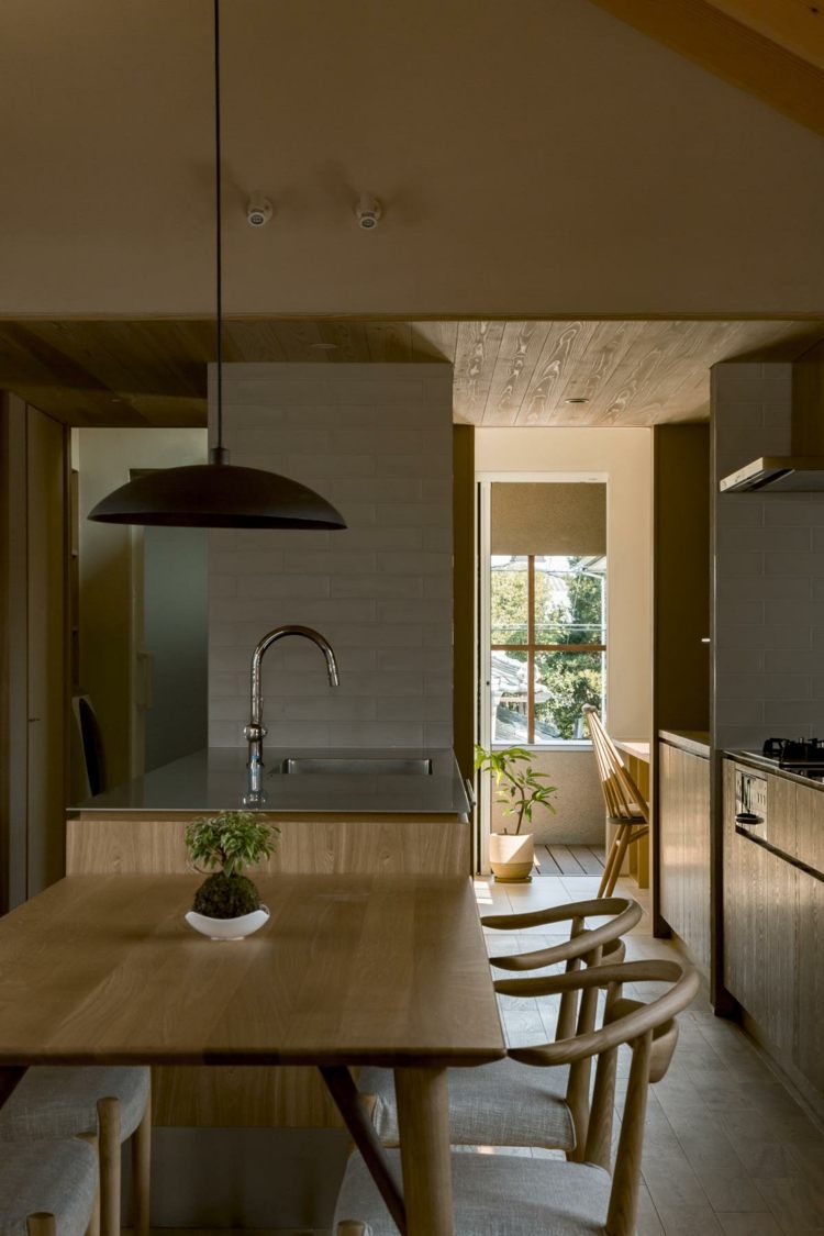 kuchyňa jedálenský kút zariadený jednoduchým závesným svetlom