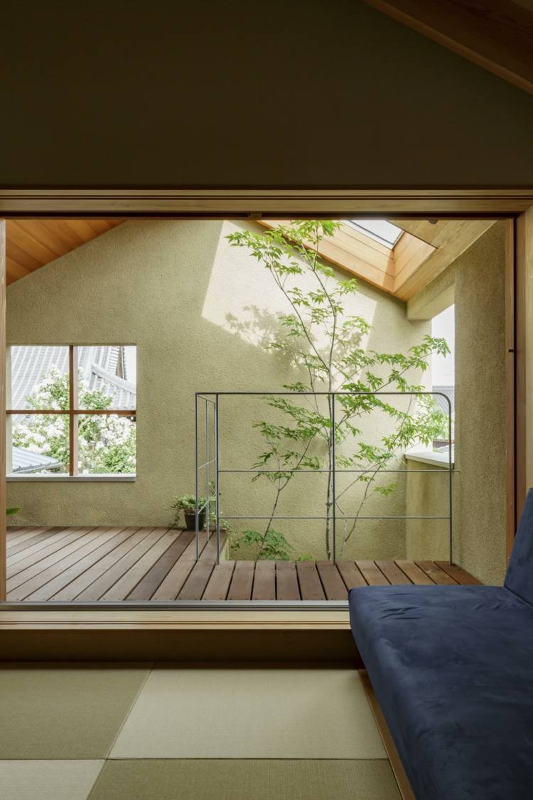 pohovka okno strom drevený koberec