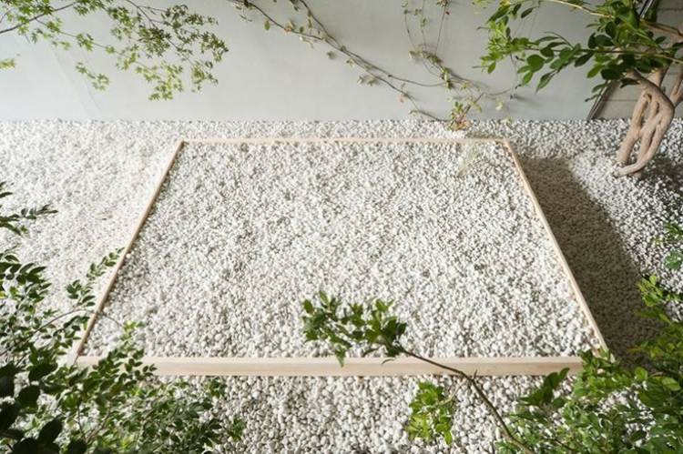 Japonská záhrada vytvára nápady-skalná záhrada-dizajn-biela-zelená-rastliny-kríky