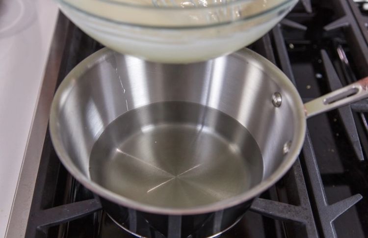 Zmes smotanového syra na japonský tvarohový koláč rozmixujte vo vodnom kúpeli